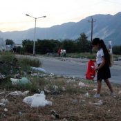 Lia Margarita Ruiz Blancas de la Escuela Industrial y Preparatoria Técnica “Pablo Livas” Poniente por la fotografía titulada “Reciclar se hace cultura, si viene de una necesidad”.